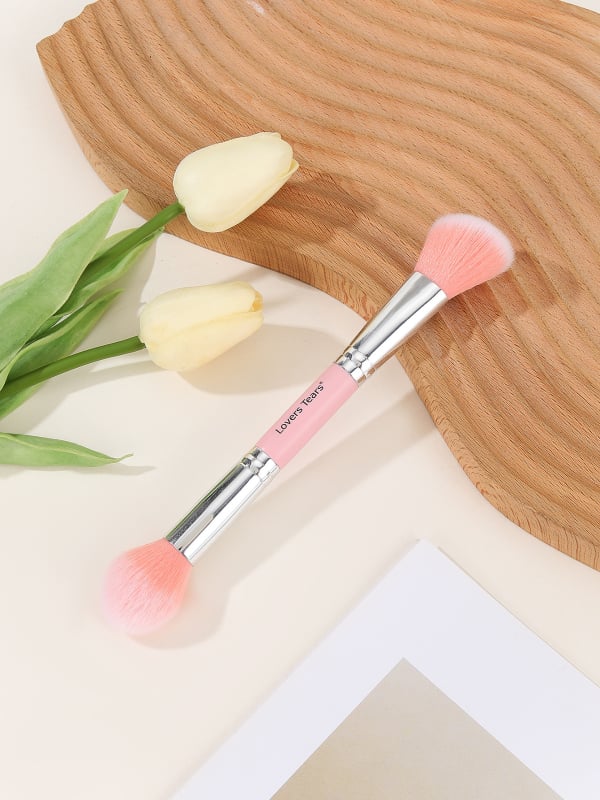 Dvostruka četkica za puder, ruž i highlighter; sintetička vlakna; plastična drška; kompaktna i prijenosna; u kutiji.