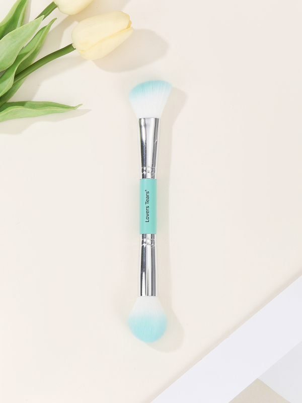 Dvostruka četkica za puder, ruž i highlighter; sintetička vlakna; plastična drška; kompaktna i prijenosna; u kutiji.