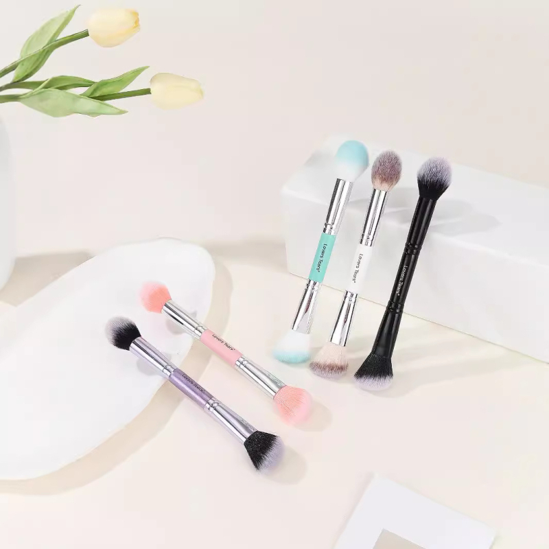 Dvostruka četkica za puder, ruž i highlighter; sintetička vlakna; plastična drška; kompaktna i prijenosna; u kutiji.
