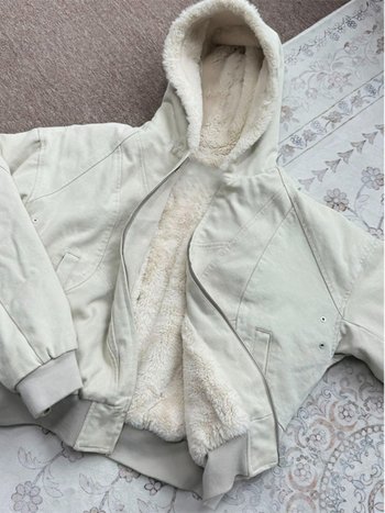 Geacă cu glugă, material sintetic amestec, căptușeală 100% poliester, fermoar frontal, buzunare laterale