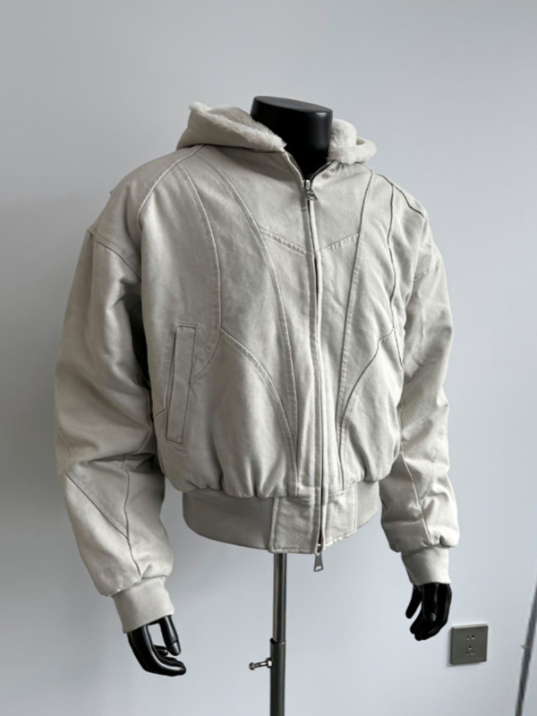 Geacă cu glugă, material sintetic amestec, căptușeală 100% poliester, fermoar frontal, buzunare laterale