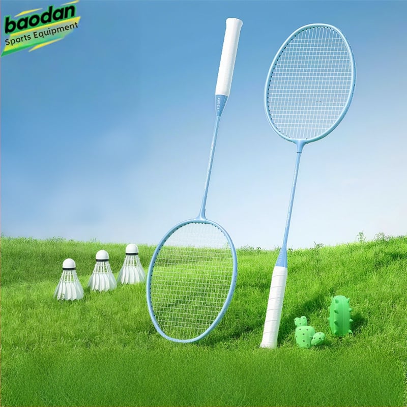 Badminton raketė, plieno lydinio rėmas, nailono virvės, svoris 95–100 g, tiesus kotas, vidutinis standumas