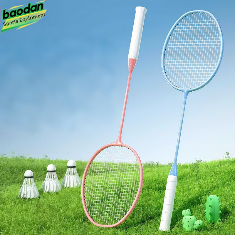 Badminton raketė, plieno lydinio rėmas, nailono virvės, svoris 95–100 g, tiesus kotas, vidutinis standumas