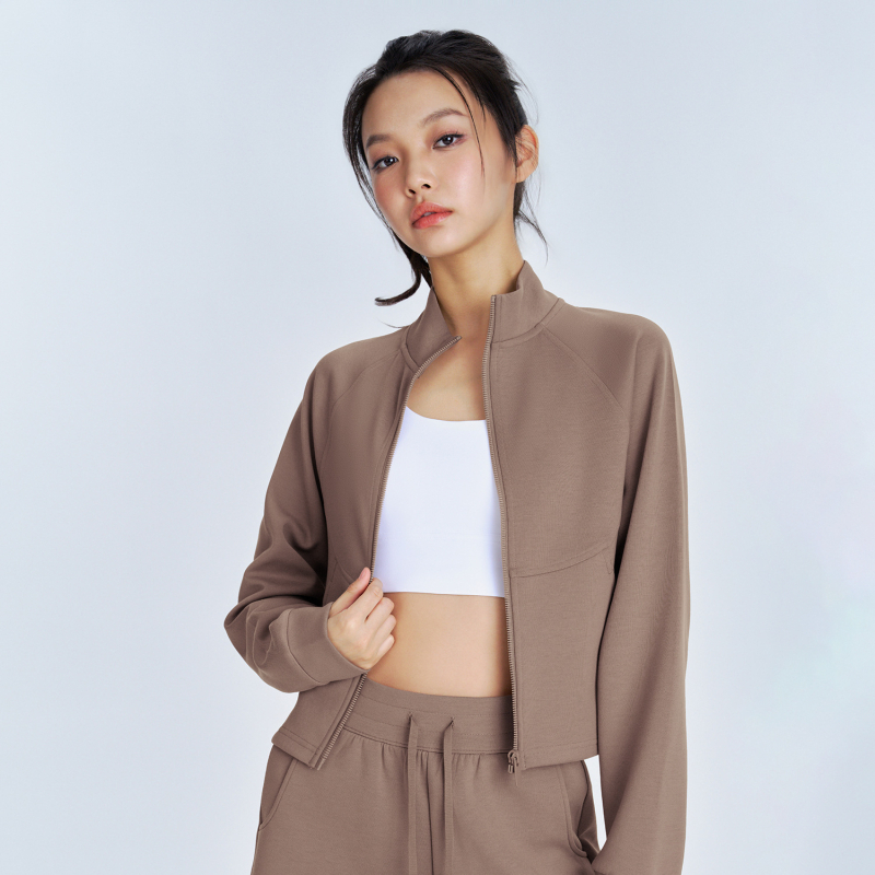 Siauro pjūvio jogos švarkas su ilgomis rankovėmis, liemens ilgis, priekinė kišenė, audinys rayon su oro sluoksniu