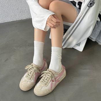 Adidași pentru femei cu exterior din velur și material, căptușeală din plasă respirabilă, șireturi, talpă din cauciuc