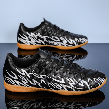 Nogometne tenisice - Gornji dio od sintetičke kože, potplat od prirodne gume, zatvaranje elastičnom trakom, potplat ljepilom