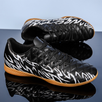 Nogometne tenisice - Gornji dio od sintetičke kože, potplat od prirodne gume, zatvaranje elastičnom trakom, potplat ljepilom