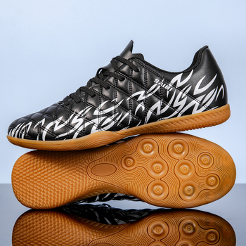 Nogometne tenisice - Gornji dio od sintetičke kože, potplat od prirodne gume, zatvaranje elastičnom trakom, potplat ljepilom