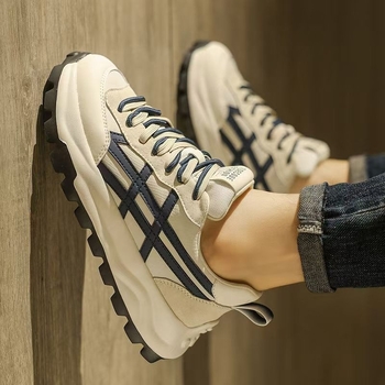 Vyriski kasdieniniai bateliai su kvadratine dirbtinės odos viršutine, apvali nosis, žemas kulnas 1-3 cm, EVA įdėklas, gum-plastikas padas, priekiniai raišteliai, pavasaris 2025