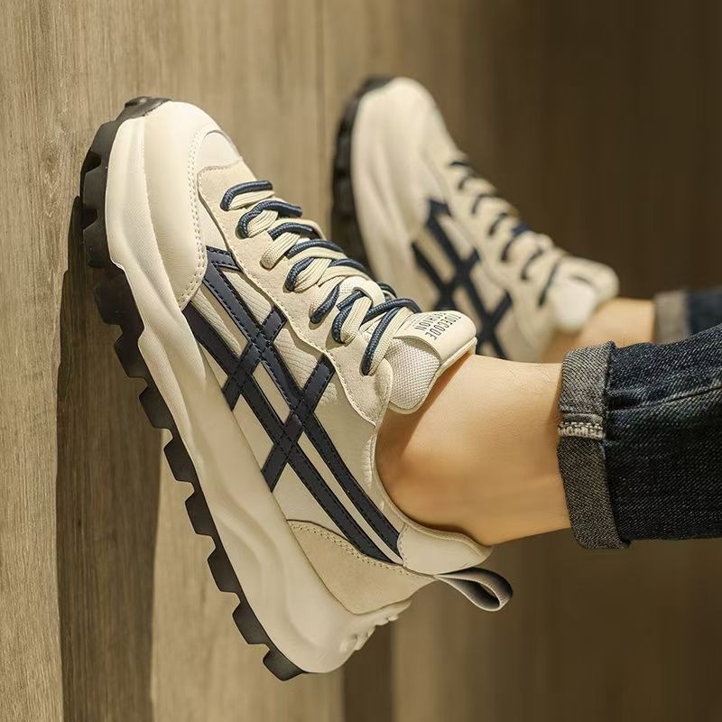 Vyriski kasdieniniai bateliai su kvadratine dirbtinės odos viršutine, apvali nosis, žemas kulnas 1-3 cm, EVA įdėklas, gum-plastikas padas, priekiniai raišteliai, pavasaris 2025