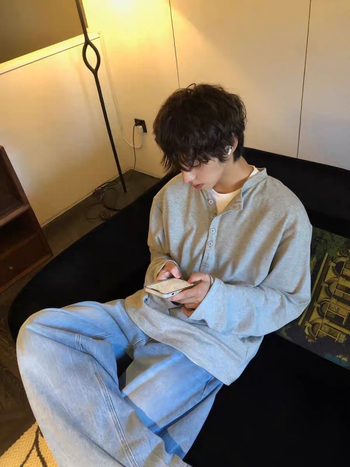 Ανδρικό μακρυμάνικο T-shirt, στρογγυλός λαιμός, χαλαρή εφαρμογή, πολυεστέρας, για άνοιξη και φθινοπωρο.