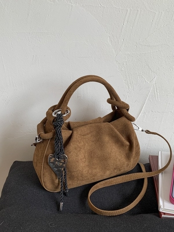 Urban minimalist PU torba s plisiranom bucket oblikom, magnetsko zatvaranje, poliester podstava, džepovi za telefon i dokumente, jedna naramenica