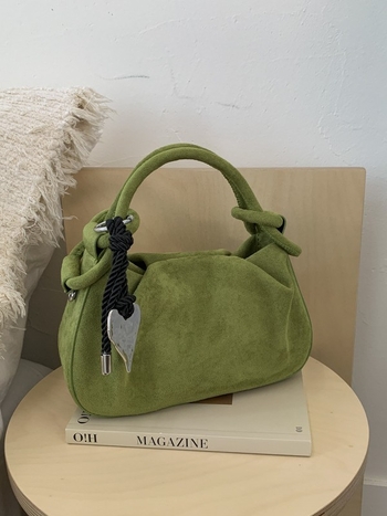 Urban minimalist PU torba s plisiranom bucket oblikom, magnetsko zatvaranje, poliester podstava, džepovi za telefon i dokumente, jedna naramenica