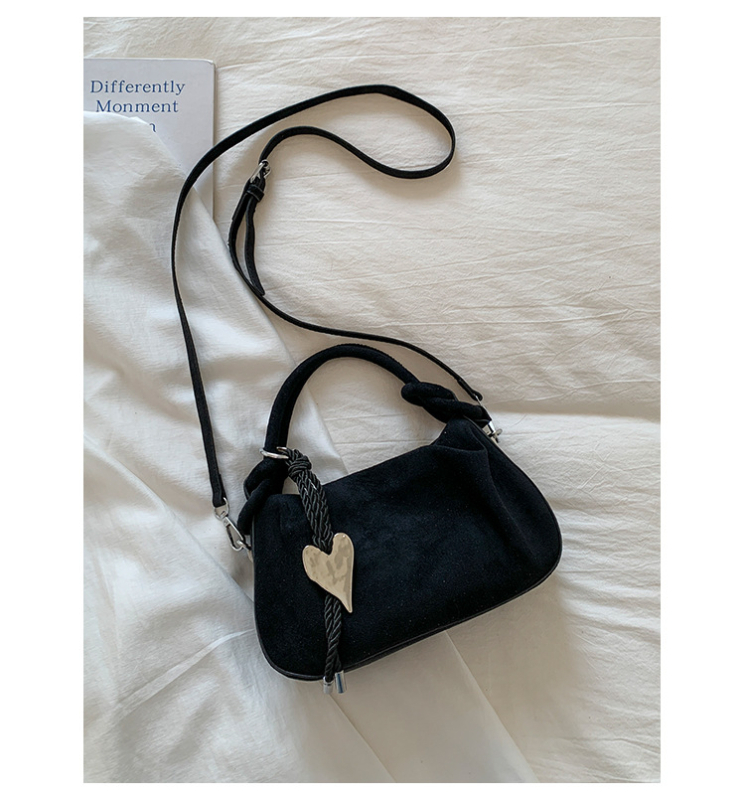 Urban minimalist PU torba s plisiranom bucket oblikom, magnetsko zatvaranje, poliester podstava, džepovi za telefon i dokumente, jedna naramenica