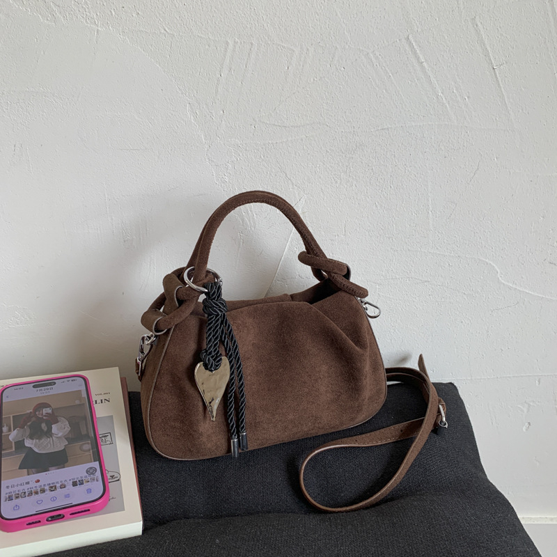 Urban minimalist PU torba s plisiranom bucket oblikom, magnetsko zatvaranje, poliester podstava, džepovi za telefon i dokumente, jedna naramenica