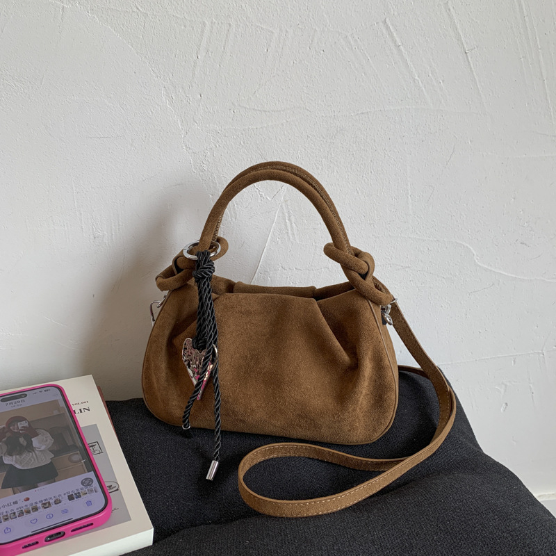 Urban minimalist PU torba s plisiranom bucket oblikom, magnetsko zatvaranje, poliester podstava, džepovi za telefon i dokumente, jedna naramenica