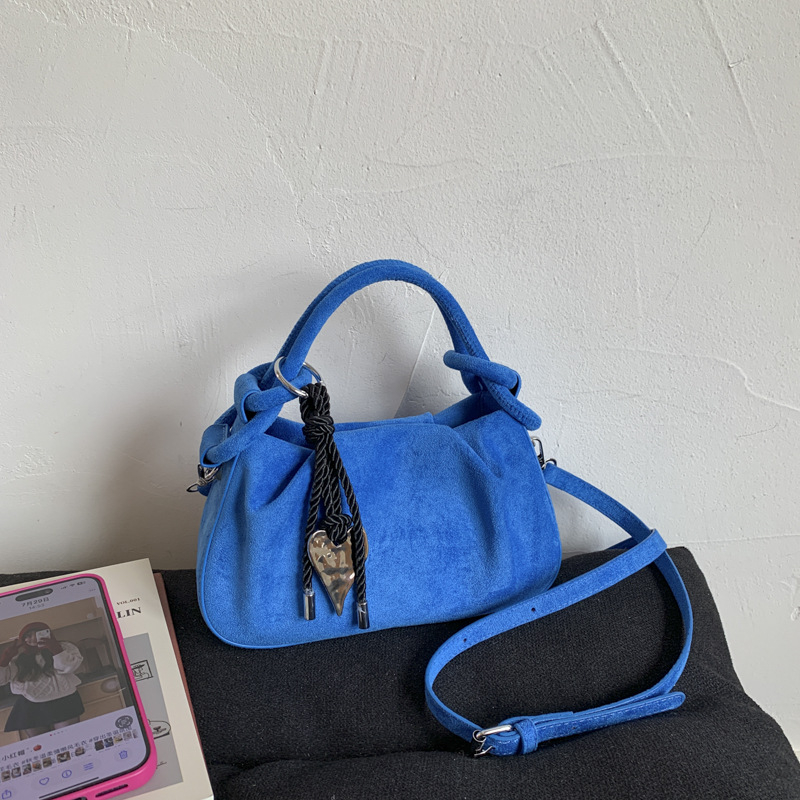 Urban minimalist PU torba s plisiranom bucket oblikom, magnetsko zatvaranje, poliester podstava, džepovi za telefon i dokumente, jedna naramenica