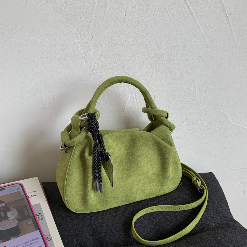 Urban minimalist PU torba s plisiranom bucket oblikom, magnetsko zatvaranje, poliester podstava, džepovi za telefon i dokumente, jedna naramenica