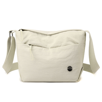 Τσάντα στον ώμο, νάιλον, αστικός μινιμαλισμός, οριζόντιο τετράγωνο σχήμα, άνοιγμα με φερμουάρ, εσωτερική τσέπη με φερμουάρ και τσέπη ταυτότητας