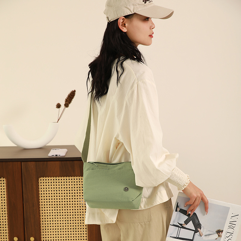 Τσάντα στον ώμο, νάιλον, αστικός μινιμαλισμός, οριζόντιο τετράγωνο σχήμα, άνοιγμα με φερμουάρ, εσωτερική τσέπη με φερμουάρ και τσέπη ταυτότητας