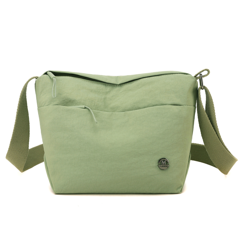 Τσάντα στον ώμο, νάιλον, αστικός μινιμαλισμός, οριζόντιο τετράγωνο σχήμα, άνοιγμα με φερμουάρ, εσωτερική τσέπη με φερμουάρ και τσέπη ταυτότητας