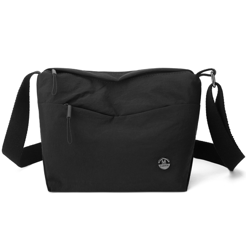 Τσάντα στον ώμο, νάιλον, αστικός μινιμαλισμός, οριζόντιο τετράγωνο σχήμα, άνοιγμα με φερμουάρ, εσωτερική τσέπη με φερμουάρ και τσέπη ταυτότητας