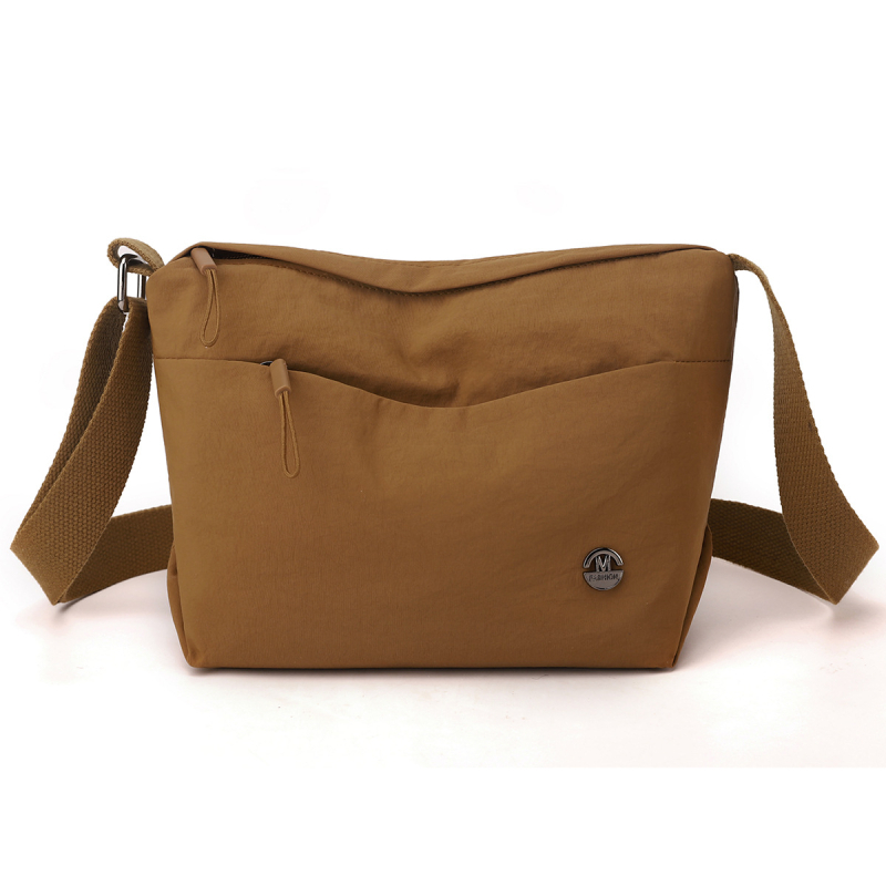 Τσάντα στον ώμο, νάιλον, αστικός μινιμαλισμός, οριζόντιο τετράγωνο σχήμα, άνοιγμα με φερμουάρ, εσωτερική τσέπη με φερμουάρ και τσέπη ταυτότητας