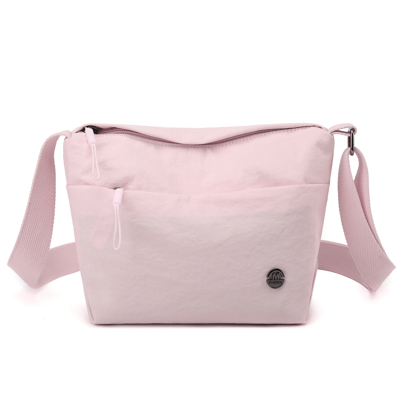 Τσάντα στον ώμο, νάιλον, αστικός μινιμαλισμός, οριζόντιο τετράγωνο σχήμα, άνοιγμα με φερμουάρ, εσωτερική τσέπη με φερμουάρ και τσέπη ταυτότητας