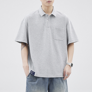 Ανδρικό πόλο με κοντά μανίκια, χαλαρή γραμμή, ύφασμα Power Cotton, διαπνέον και ανθεκτικό, λεπτομέρεια ραφής