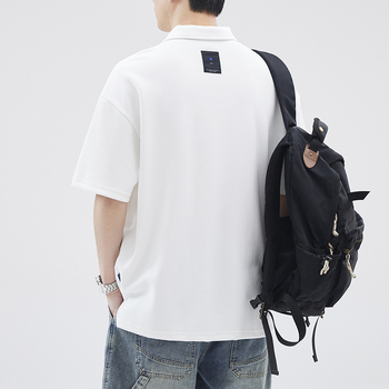 Ανδρικό πόλο με κοντά μανίκια, χαλαρή γραμμή, ύφασμα Power Cotton, διαπνέον και ανθεκτικό, λεπτομέρεια ραφής