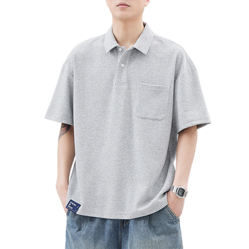 Ανδρικό πόλο με κοντά μανίκια, χαλαρή γραμμή, ύφασμα Power Cotton, διαπνέον και ανθεκτικό, λεπτομέρεια ραφής