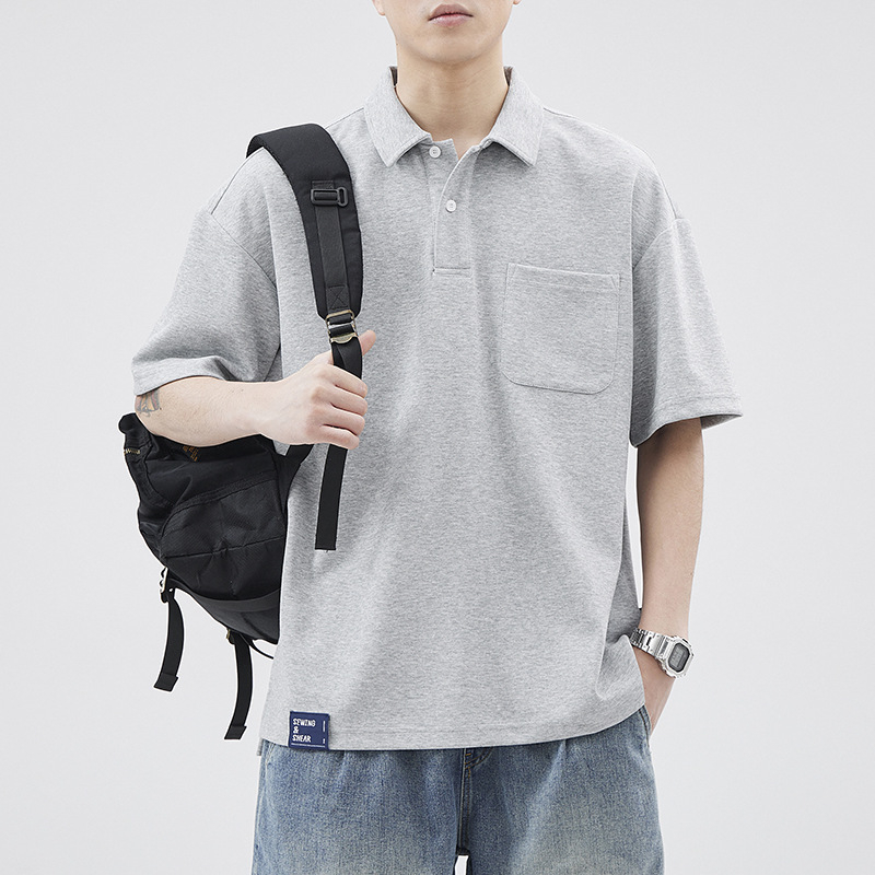 Ανδρικό πόλο με κοντά μανίκια, χαλαρή γραμμή, ύφασμα Power Cotton, διαπνέον και ανθεκτικό, λεπτομέρεια ραφής