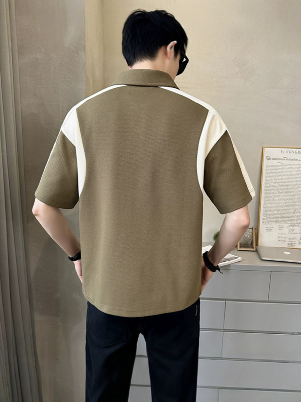 Πόλο πουκάμισο με μπλοκ σχέδιο, κοντά μανίκια, άνετη γραμμή, ύφασμα από μίγμα βαμβακιού.