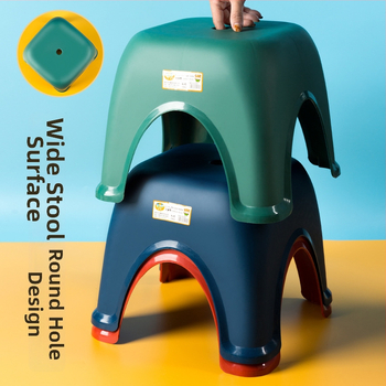 Plastová malá stolička do domácnosti, protišmyková do kúpeľne a na toaletu, materiál PP