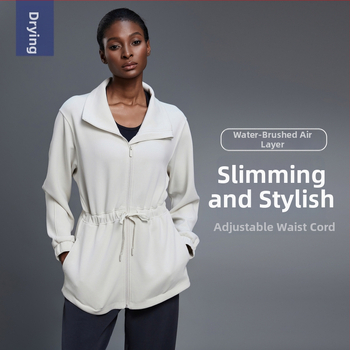 Moteriška sportinė vidutinio ilgio striukė su stoviu kaklu ir juosmens raišteliu, be pamušalo, rudens sezonui