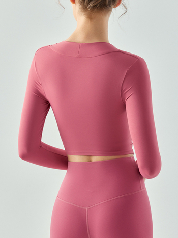 Ženski dugački rukav joge i fitness top s ugrađenim košaricama u obliku kapljice, plisirani detalji, uski kroj, prozračni materijal nylon-spandex.