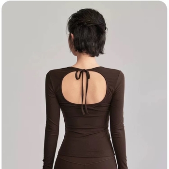 Joga viršūnė su atvira nugara ir virvelinėmis petnešomis, su krūtinės pagalvėle, kvėpuojantis Nailono-Spandekso pluoštas, ilgomis rankovėmis, įprastas ilgis