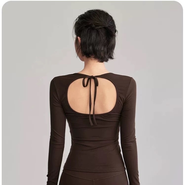 Joga viršūnė su atvira nugara ir virvelinėmis petnešomis, su krūtinės pagalvėle, kvėpuojantis Nailono-Spandekso pluoštas, ilgomis rankovėmis, įprastas ilgis