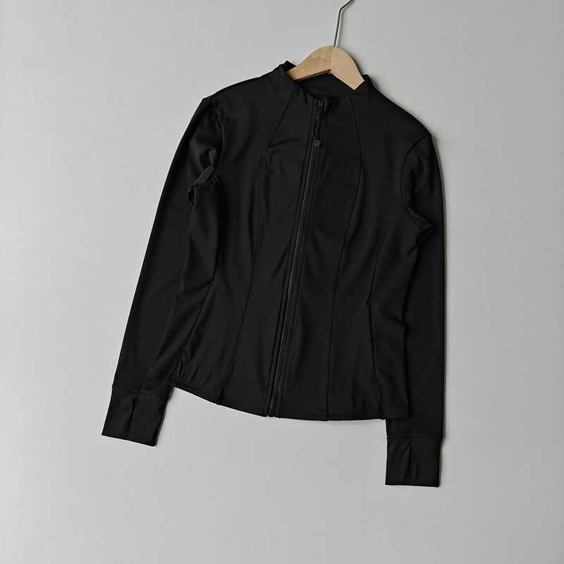 Moterų jogos išorinis drabužis – siauras kirpimas, ilgomis rankovėmis, pilvo ilgio, nailono-spandekso audinys 75%/25%, didelis elastingumas