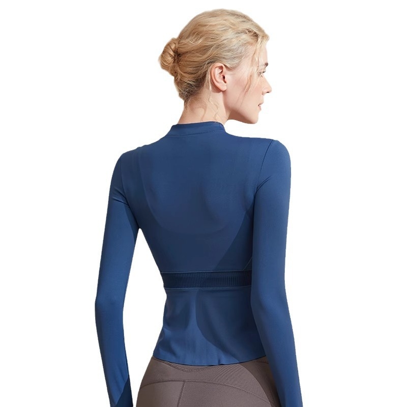 Moteriška jogos striukė su pilnu užtrauktuku, lieso kirpimo, ilgos rankovės, apvalus kaklas, be gobtuvo, audinys: sintetinis pluoštas 65% nailonas