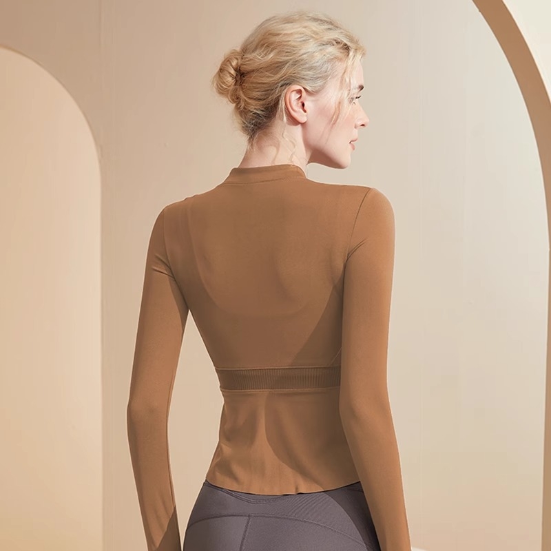 Moteriška jogos striukė su pilnu užtrauktuku, lieso kirpimo, ilgos rankovės, apvalus kaklas, be gobtuvo, audinys: sintetinis pluoštas 65% nailonas