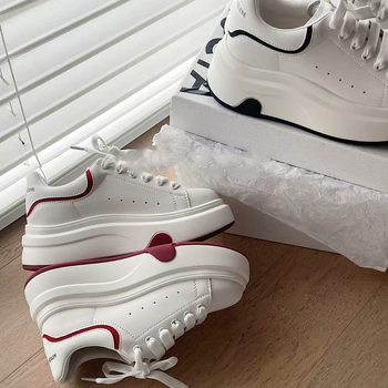 Дамски кроссовки с дебела подметка, микрофибърна горна част, гумена подметка, височина на тока 3–5 см, кръгъл нос, връзки