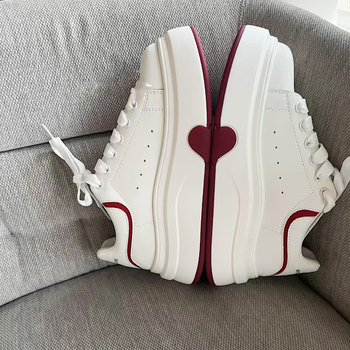 Дамски кроссовки с дебела подметка, микрофибърна горна част, гумена подметка, височина на тока 3–5 см, кръгъл нос, връзки