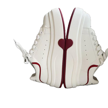 Дамски кроссовки с дебела подметка, микрофибърна горна част, гумена подметка, височина на тока 3–5 см, кръгъл нос, връзки