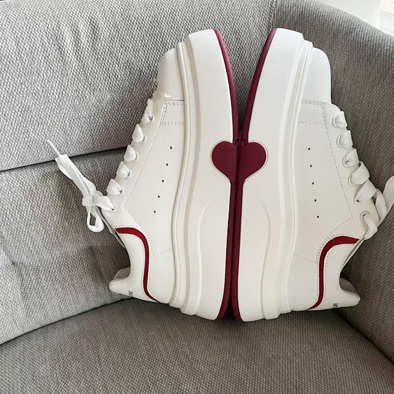 Дамски кроссовки с дебела подметка, микрофибърна горна част, гумена подметка, височина на тока 3–5 см, кръгъл нос, връзки