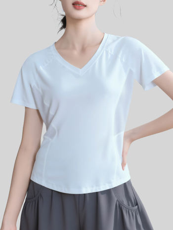 Kvėpuojantis atgalinės tinklinės konstrukcijos sportinis marškinėliai bėgimui ir jogai; laisvas kirpimas; audinys: poliesteris + spandeksas; sudėtis 88% poliesteris, 12% spandeksas; rankovės ilgis 25–29 cm; ilgis 55–65 cm