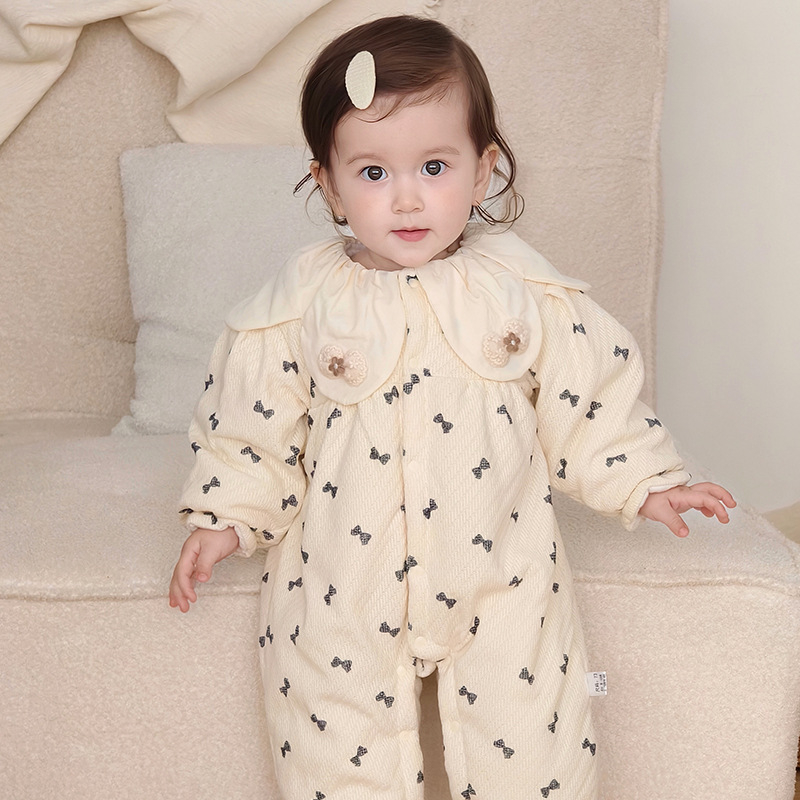 Бебешки зимен бодик за момичета, плътен памук, дълги ръкави, без качулка; подплата 100% памук; външен слой 97% полиестер 3% еластан; закопчаване отпред с ред копчета