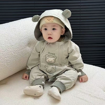 Бебешки гащеризон за лазане – качулка, дълъг ръкав, цип; принт мечка; външен 100% полиестер, вътрешен 100% памук; подходящ за пролет и есен