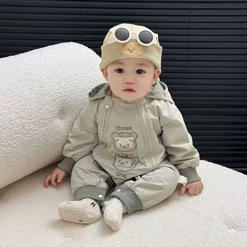 Бебешки гащеризон за лазане – качулка, дълъг ръкав, цип; принт мечка; външен 100% полиестер, вътрешен 100% памук; подходящ за пролет и есен