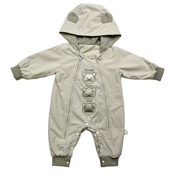 Бебешки гащеризон за лазане – качулка, дълъг ръкав, цип; принт мечка; външен 100% полиестер, вътрешен 100% памук; подходящ за пролет и есен